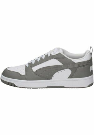 Sneakers da uomo, con un modello in pelle grigia e bianca, punta perforata, pannelli laterali testurizzati e suola in gomma bianca.