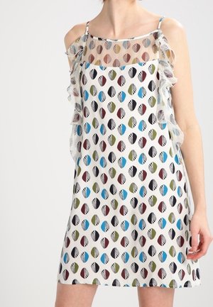 Sukienka bez rękawów w kwiatowy wzór z przezroczystą falbaną, ozdobiona wielokolorowymi grafikami liści na białym tle.