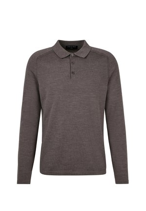Koszulka polo z długim rękawem w ciemnobrązowym kolorze, wykonana z miękkiej tkaniny, z klasycznym kołnierzykiem, plisą na trzy guziki i ściągaczami przy mankietach.
