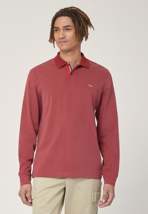Polo a maniche lunghe di colore rosso con colletto, caratterizzato da una vestibilità slim, chiusura a bottoni e un piccolo logo sul lato sinistro del petto.