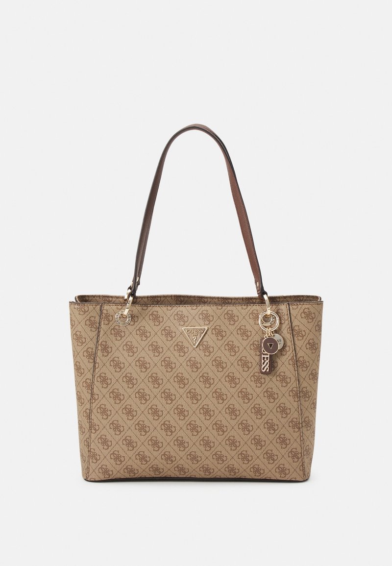 Sac à main marron à motifs avec poignées brun foncé, quincaillerie ton or et logo triangulaire Guess à l'avant avec porte-clés de marque attachés.