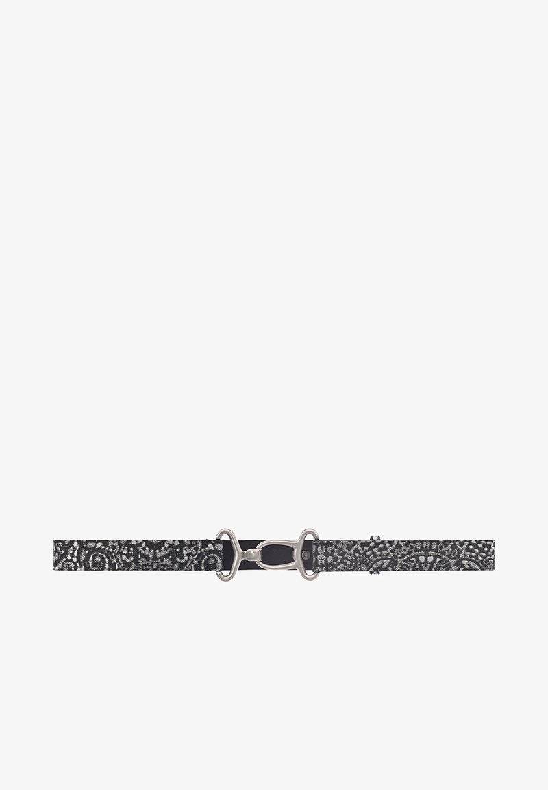 Zwarte riem met een ingewikkeld zilveren patroon, voorzien van een glanzende zilveren gesp in een lusvorm. Soepele textuur en slanke vorm.