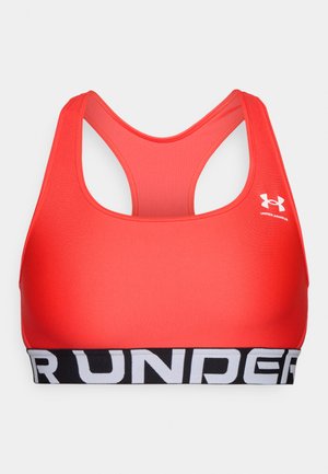 Soutien-gorge de sport rouge avec une texture lisse, un design dos nageur et une bande noire arborant le texte blanc "UNDER ARMOUR" en bas.