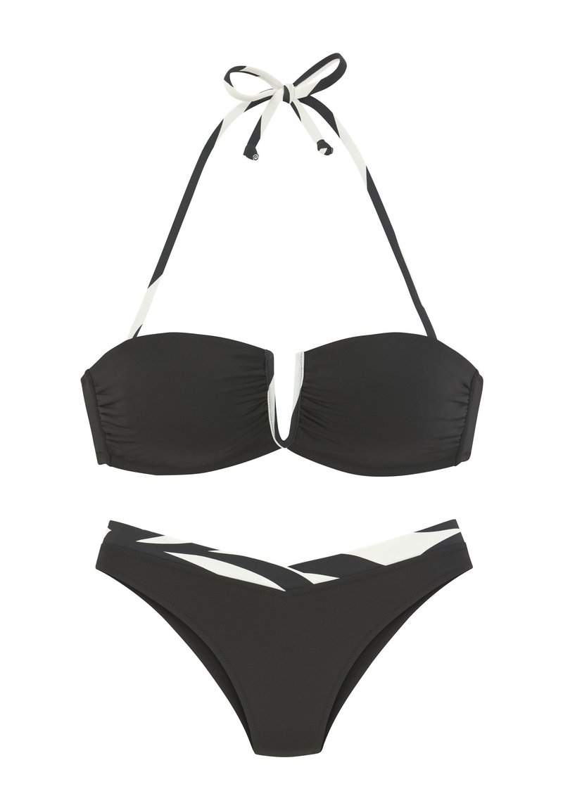 Črn bikini komplet, ki vključuje bandeau zgornji del z naborki in odstranljivim vratnim trakom, v kombinaciji z nizkimi spodnjimi hlačkami, okrašenimi z belimi črtami.