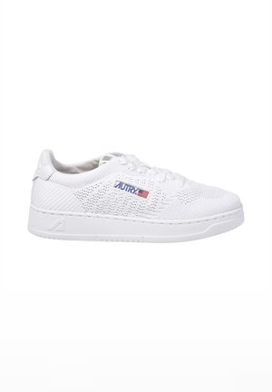 Sneaker bianca in maglia a taglio basso con lacci, con il marchio "Autry" e una piccola bandiera degli Stati Uniti sul lato, e una suola spessa bianca.