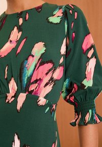 Love & Roses EMPIRE SEAM FLUTE SLEEVE  PETITE  - Denní šaty - green smudge