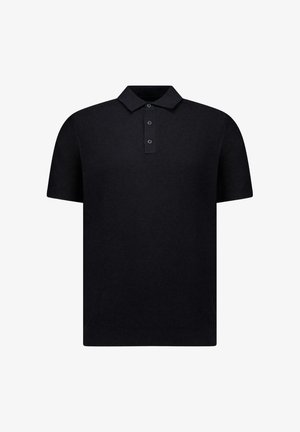Zwart poloshirt met korte mouwen, drie knopen aan de voorkant en geribde zoom, weergegeven tegen een witte achtergrond.