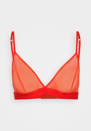 Rød mesh bralette med trekantede kopper, tynne stropper og en solid rød bånd nederst. Har en glatt tekstur og lett, gjennomsiktig materiale.