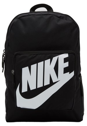 Sac à dos noir en tissu durable, avec un grand logo Nike blanc sur la poche avant, et deux compartiments latéraux zippés.
