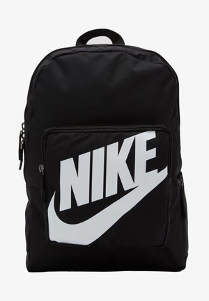 Svart ryggsekk laget av slitesterkt stoff, med en stor hvit Nike-logo på frontlommen, og to sidelommer med glidelås.