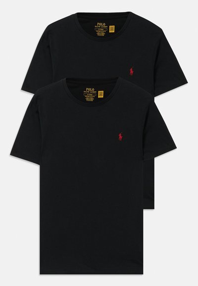 T-shirts en coton noir vendus par paquets de deux, avec un col rond et un petit logo rouge sur la poitrine. Design slim fit personnalisé.
