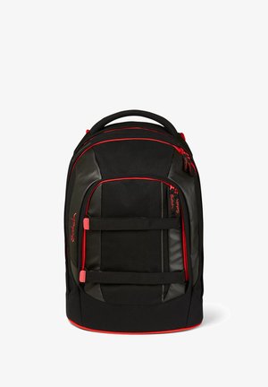 Schwarzer und roter Rucksack aus synthetischem Material, mit gepolsterten Schulterriemen, zwei Fronttaschen und dekorativen Reißverschlüssen.