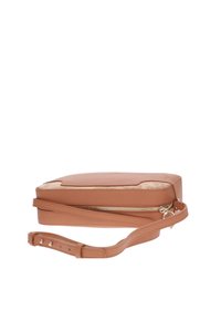 Borsa a tracolla in pelle marrone chiaro con una texture liscia, forma rettangolare, tracolla regolabile e chiusura con zip dorata.