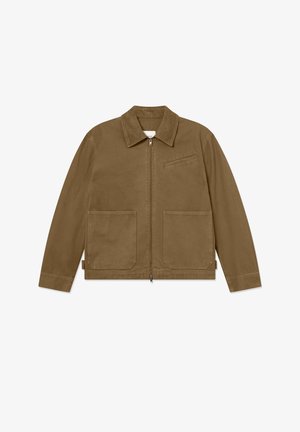 Veste marron avec une fermeture éclair à l'avant, un col pointu et deux grandes poches frontales. Comprend une petite poche poitrine et un ourlet droit.