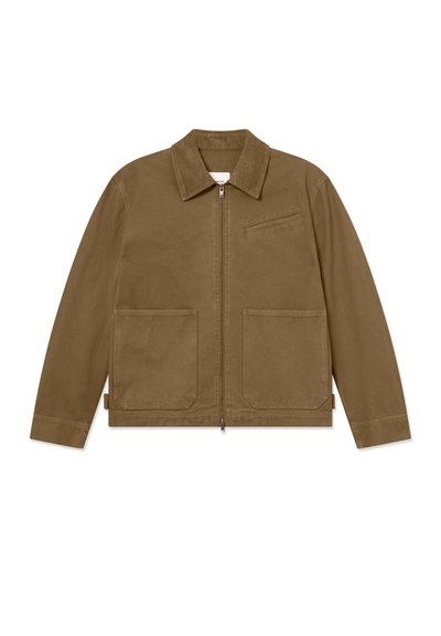 Ruskea takki, jossa on etuvetoketju, terävä kaulus ja kaksi suurta etutaskua. Varustettu pienellä rintataskulla ja suoralinjaisella helmalla.