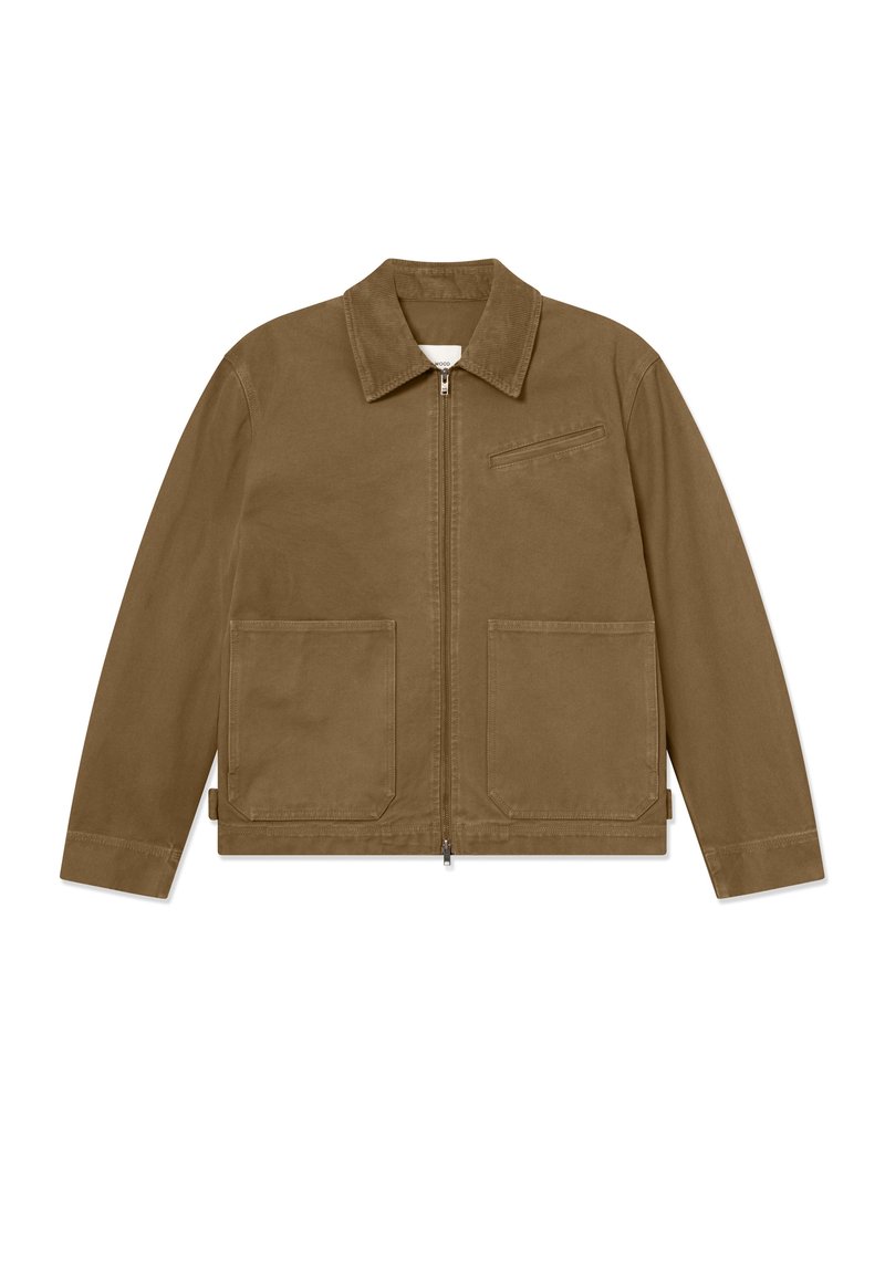 Veste marron avec une fermeture éclair à l'avant, un col pointu et deux grandes poches frontales. Comprend une petite poche poitrine et un ourlet droit.