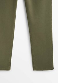 Pantalon droit vert olive avec coutures latérales visibles et ourlet cousu sur fond blanc.