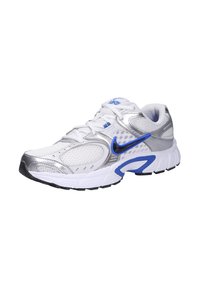 Scarpa da corsa Nike con tomaia in mesh bianco e accenti argentati e blu. Suola in gomma nera con motivo testurizzato. Design con lacci.