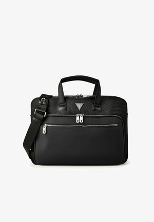 Zwarte laptoptas met dubbele handvatten, verstelbare schouderriem, voorzakken met rits en zilveren GUESS-logo op het voorpaneel.