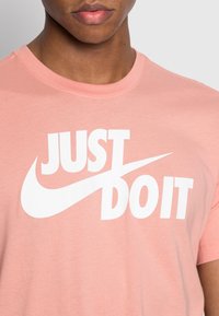 Nike Sportswear TEE  - T-shirt estampada - madder root