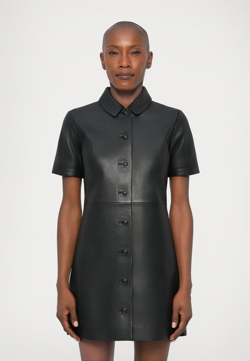 Czarna skórzana sukienka koszulowa z zapięciem na guziki z przodu, krótkimi rękawami i dopasowanym kołnierzykiem. Gładka tekstura i wyraźny kształt.