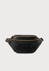 Bolsa de couro preta com dois compartimentos com fecho éclair, apresentando um detalhe em relevo com a palavra "AMOR" e acabamentos com tachas na alça. Design compacto e curvado.