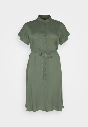 Olivově zelené šaty s krátkými rukávy, knoflíkovým zapínáním vpředu a textilním pásem v pase. Měkká, hladká textura a délka po kolena s volným siluetou.