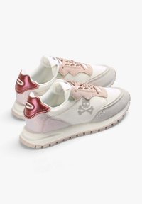 Rosa und weiße Sneakers mit hellgrauen Akzenten, einem strukturierten Obermaterial und einer metallischen rose-goldenen Fersenschlaufe mit einem Totenkopf-Logo.
