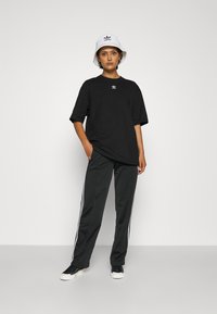 adidas Originals TEE - Paprasti marškinėliai - black/white