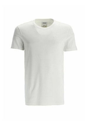 Witte katoenen T-shirt met korte mouwen. Heeft een ronde halslijn en een klein geborduurd logo op de borst. Zachte textuur, eenvoudig ontwerp.