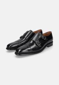 Zwarte leren dubbel monk strap schoenen met een gepolijste afwerking, voorzien van zilveren hardware accenten en een ronde neus-ontwerp.