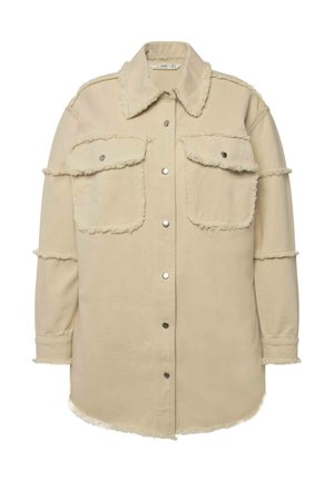 Chaqueta de camisa color beige hecha de algodón con textura deshilachada. Presenta dos bolsillos en el pecho, cierres de presión plateados y un cuello de camisa.