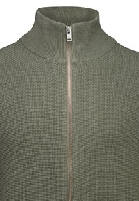 Maglione verde oliva zip-up, strutturato, con colletto alto e zipper in metallo. Presenta un motivo a griglia su tutta la stoffa.