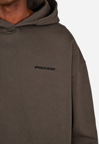 Pegador LOGO  - Mikina s kapucňou - washed walnut brown black