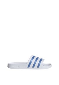 Sandalo bianco con tre strisce blu sulla fascia, materiale in gomma texturizzato, design open toe e logo Adidas impresso sulla suola.