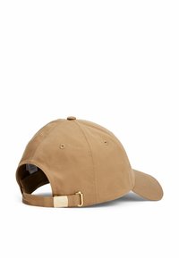 Cappello da baseball in cotone khaki con visiera curva, fascia regolabile e hardware dorato. Presenta cuciture sottili e occhielli di ventilazione.