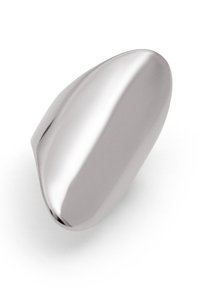 Anillo de acero inoxidable plateado con un diseño suave y redondeado, similar a una piedra; la superficie pulida refleja la luz, creando un acabado elegante.
