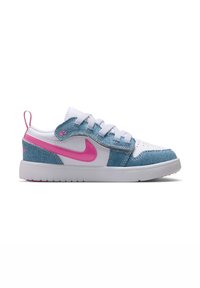 Nike kedas ar baltu ādas pamatu, gaiši zilu džinsa akcentu, rozā logo un baltu gumijas zoli. Tam ir apaļš purngals un auklu dizains.