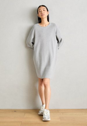 DRESS LONGSLEEVE ROUND NECK - Svetríkové šaty - soft stone melange