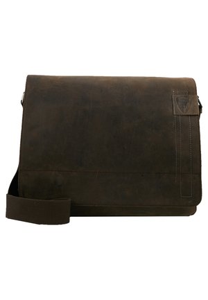 Braune Leder-Umhängetasche mit Klappenverschluss, verstellbarem Schulterriemen und einem kleinen Logo-Patch an der Seite. Glatte Textur und minimalistisches Design.