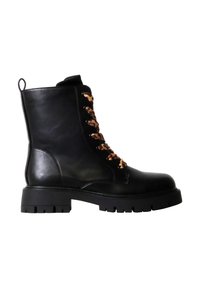 Botte de combat en cuir noir avec semelle épaisse et lacets imprimés léopard, vue de côté sur fond blanc.