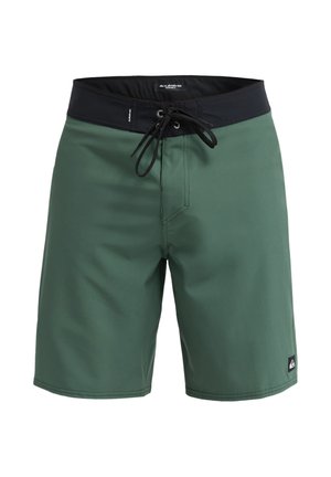 Grüne Badeshorts mit einfarbigem Design, elastischem schwarzem Bund, Kordelzugverschluss und einem kleinen Logopatch auf der unteren rechten Seite.