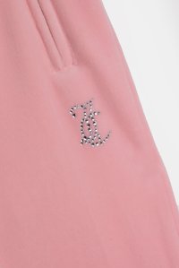 Rožu flīsa audums ar sudraba rhinestone logotipu. Gluda tekstūra ar mīkstu apdari un ar rāvējslēdzēju kabata vienā pusē.