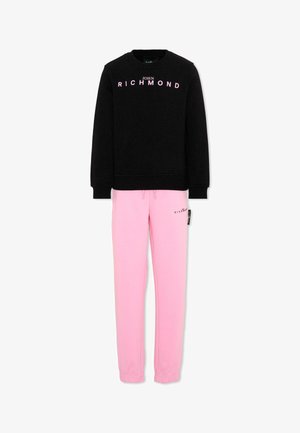 Sweat-shirt noir avec texte rose "John Richmond", associé à un pantalon de jogging rose avec un petit logo noir sur fond blanc.