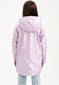 Lila wasserdichte Jacke mit Kapuze, die ein gepunktetes Muster aufweist. Glatte, glänzende Textur, knielang, mit lockerer Passform.