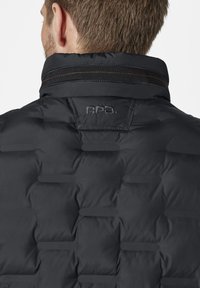 Schwarze Steppjacke mit gestepptem Muster, hohem Kragen und gesticktem Markenlogo auf dem Rücken. Enthält kontrastierende horizontale Akzente.