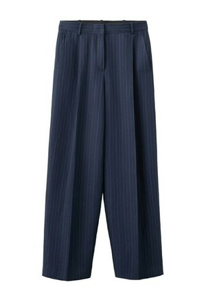 Pantaloni a gamba larga blu navy a righe sottili con passanti per cintura e tasche laterali, realizzati su misura con piega frontale e chiusura a zip.