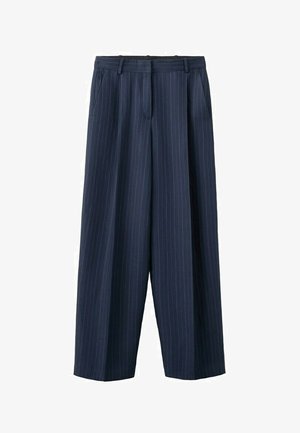 Pantaloni a gamba larga blu navy a righe sottili con passanti per cintura e tasche laterali, realizzati su misura con piega frontale e chiusura a zip.