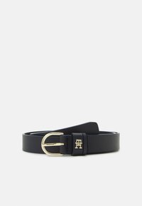 Cintura in pelle blu navy con fibbia in metallo dorato, caratterizzata da un logo sulla cinghia e da una superficie liscia. Il design è minimalista e elegante.