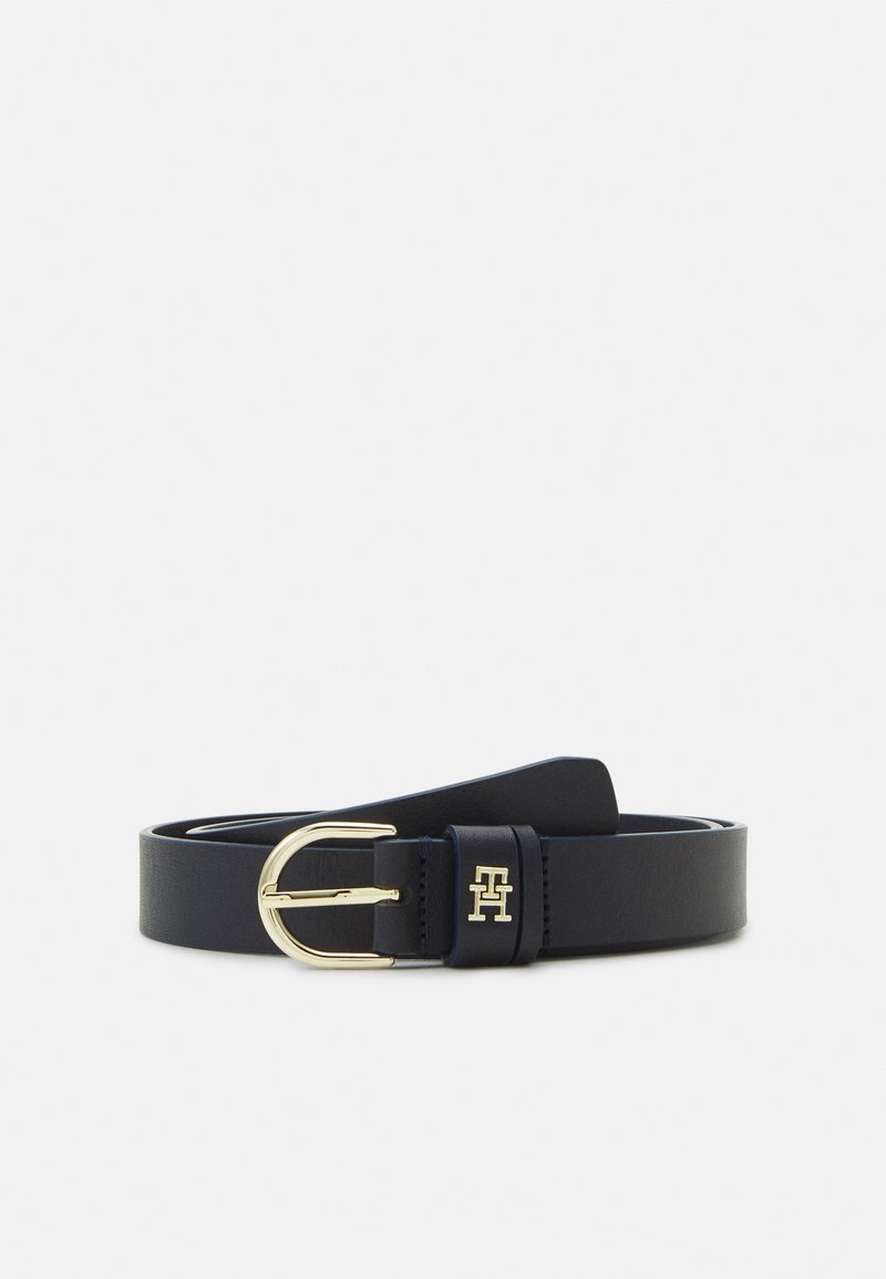 Cintura in pelle blu navy con fibbia in metallo dorato, caratterizzata da un logo sulla cinghia e da una superficie liscia. Il design è minimalista e elegante.